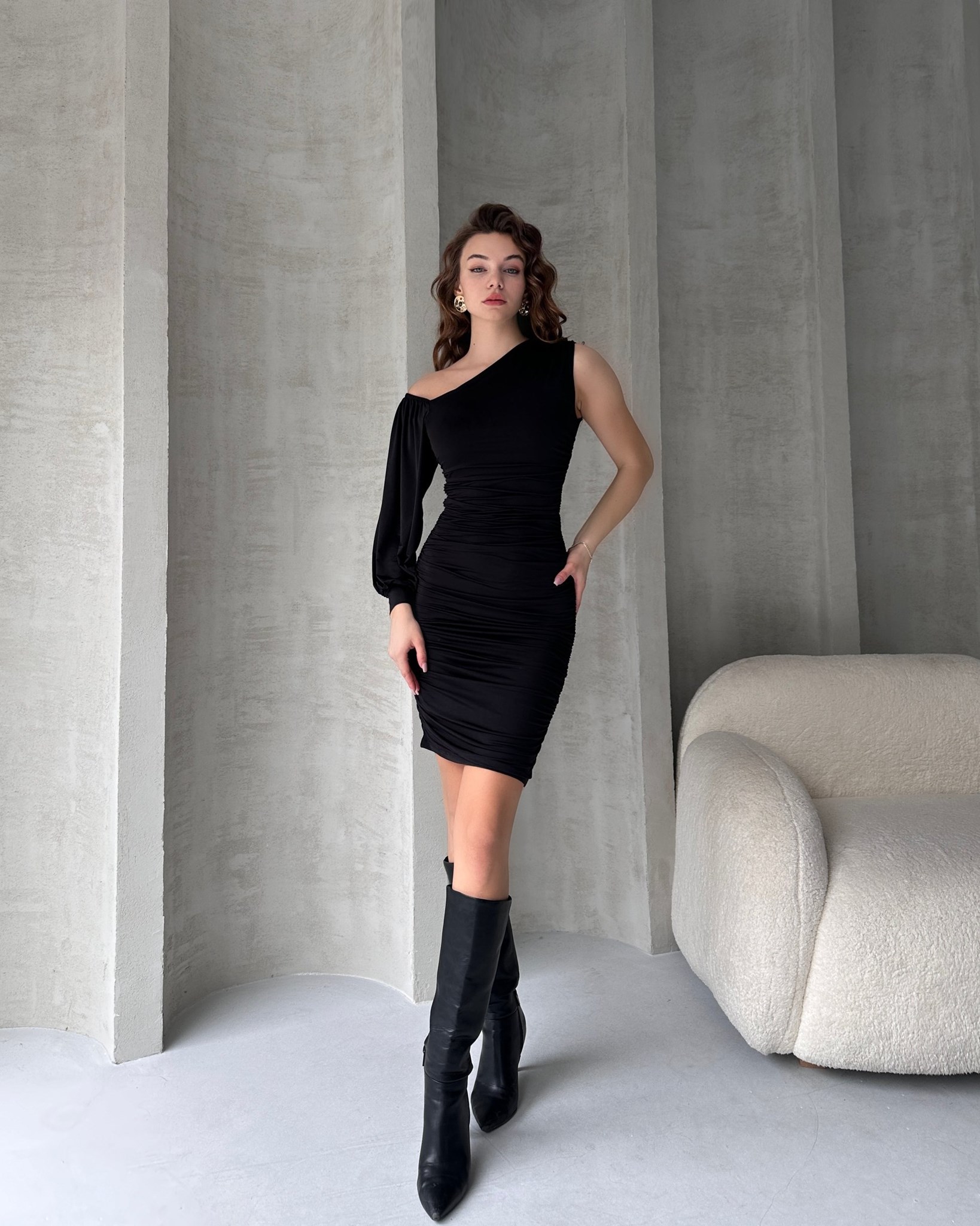 Tek Omuz Drapeli Mini Elbise resmi