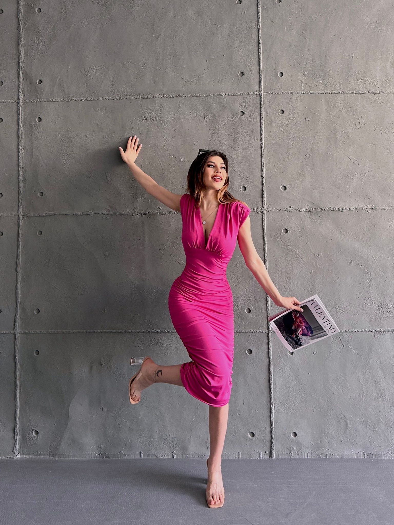 Yanı Büzgü Detaylı Dekolteli Maxi Boy Dalgıç Elbise resmi