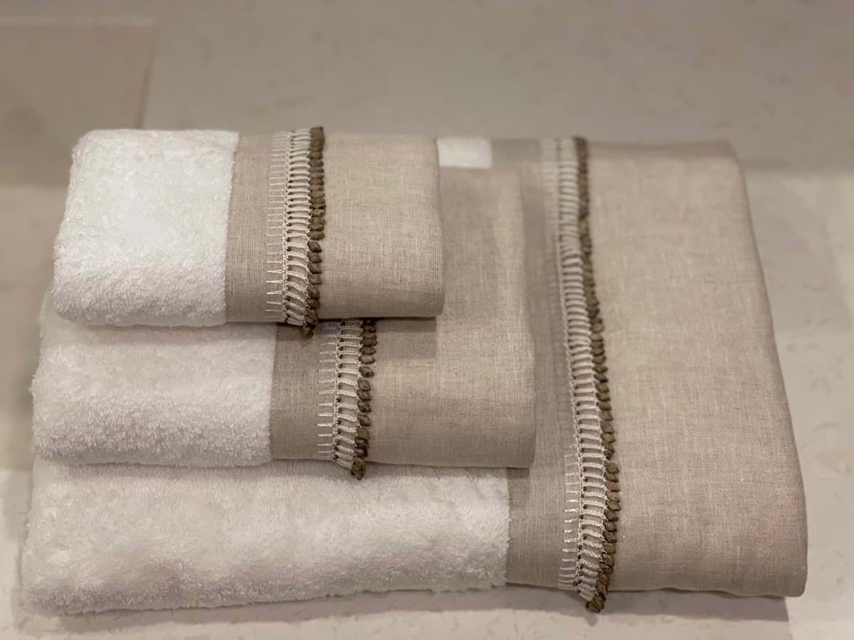 Picture of Bath Towel Set Detailed with Linen