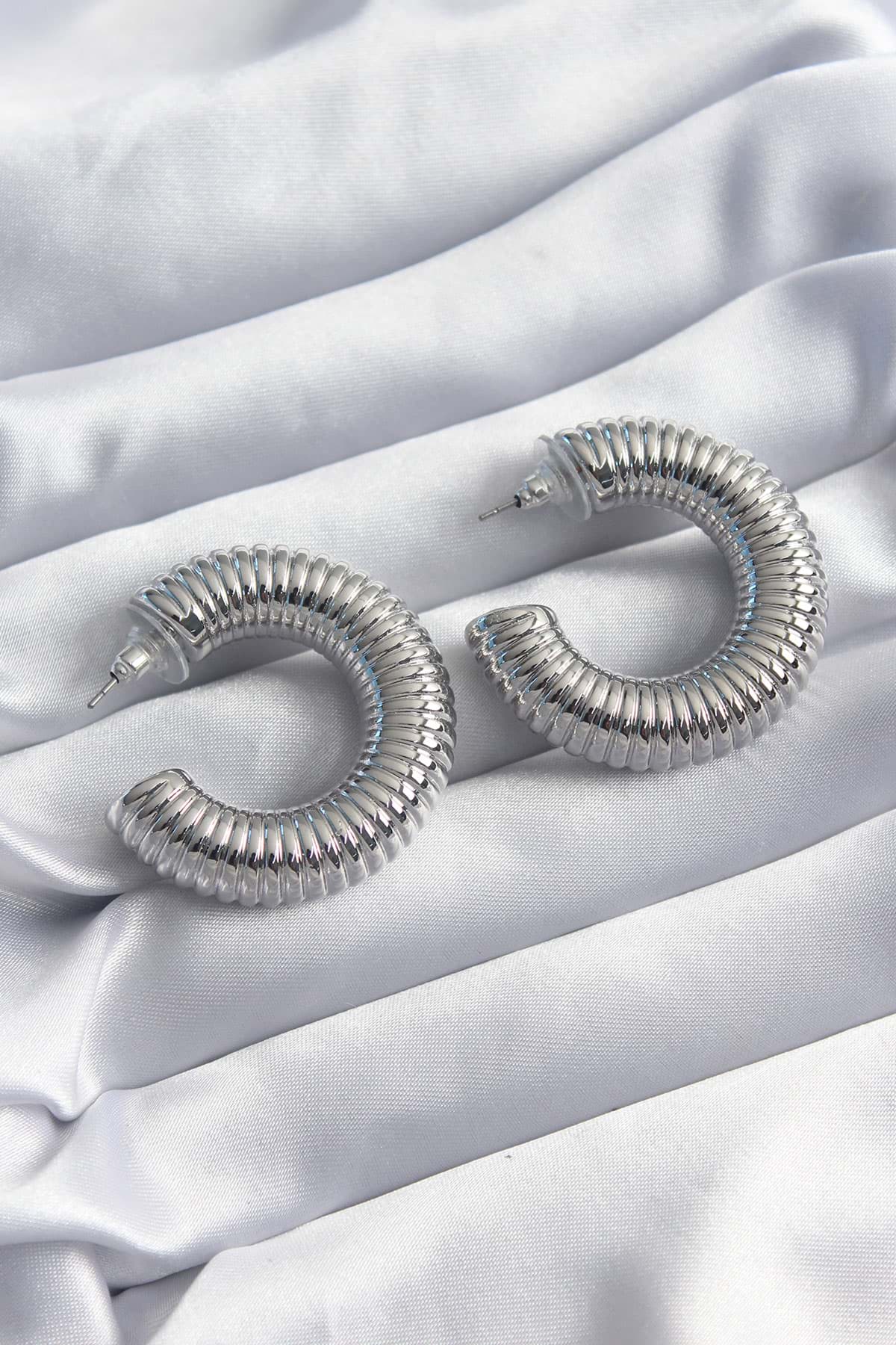 Pirinç Gümüş Renk İşleme Halka Model Kadın Küpe - TJ-BKP8243 resmi