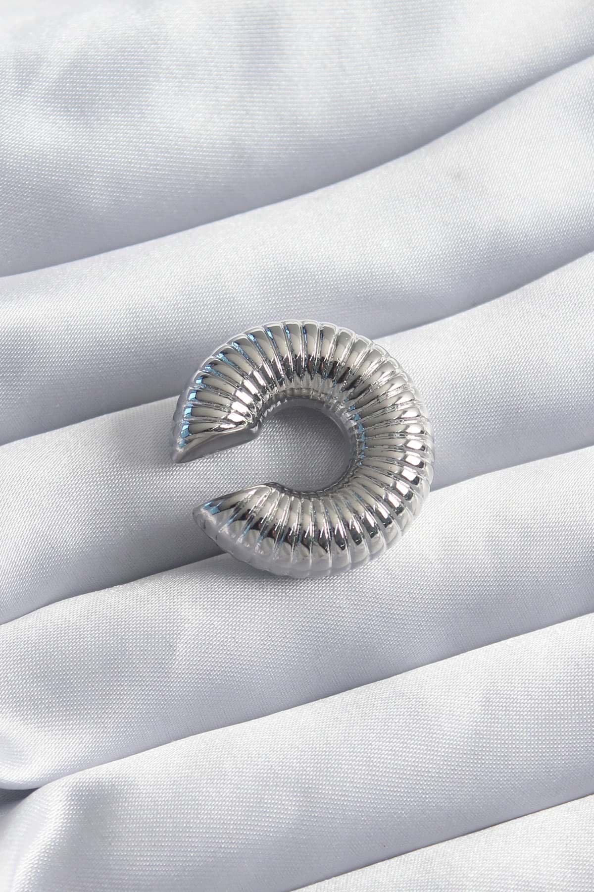 Pirinç Gümüş Renk İşleme Detay Earcuff Kıkırdak Kadın Küpe - TJ-BKP8252 resmi