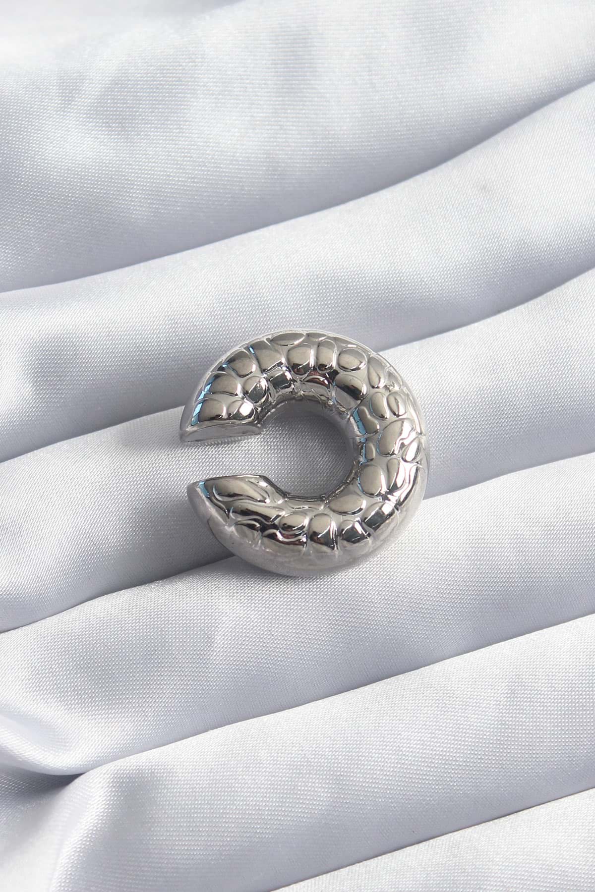 Pirinç Gümüş Renk Yılan Derisi İşleme Detay Earcuff Kıkırdak Model Kadın Küpe - TJ-BKP8254 resmi