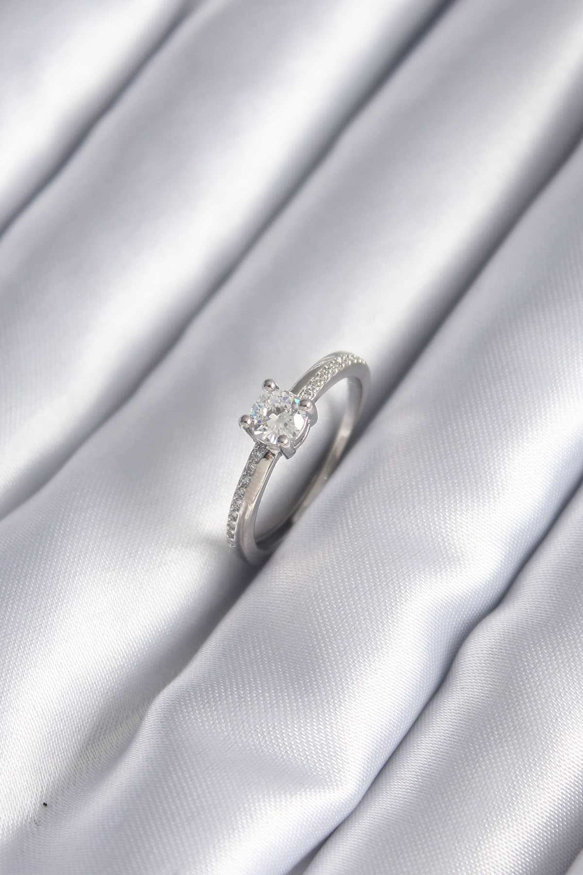 Pirinç Gümüş Renk Tek Taş Model Kadın Yüzük - TJ-BYK2967 resmi