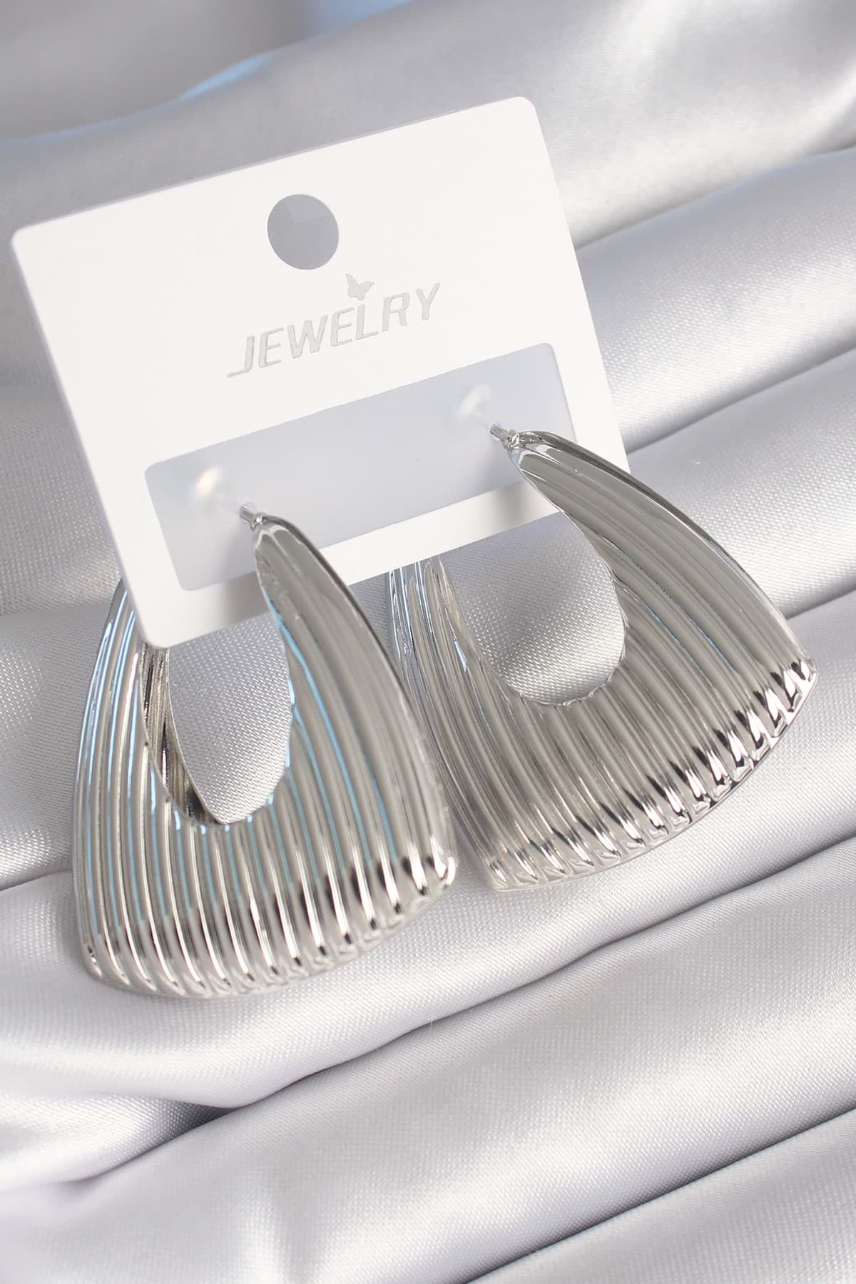 Pirinç Gümüş Renk İşleme Detay Sepet Model Kadın Küpe - TJ-BKP8750 resmi